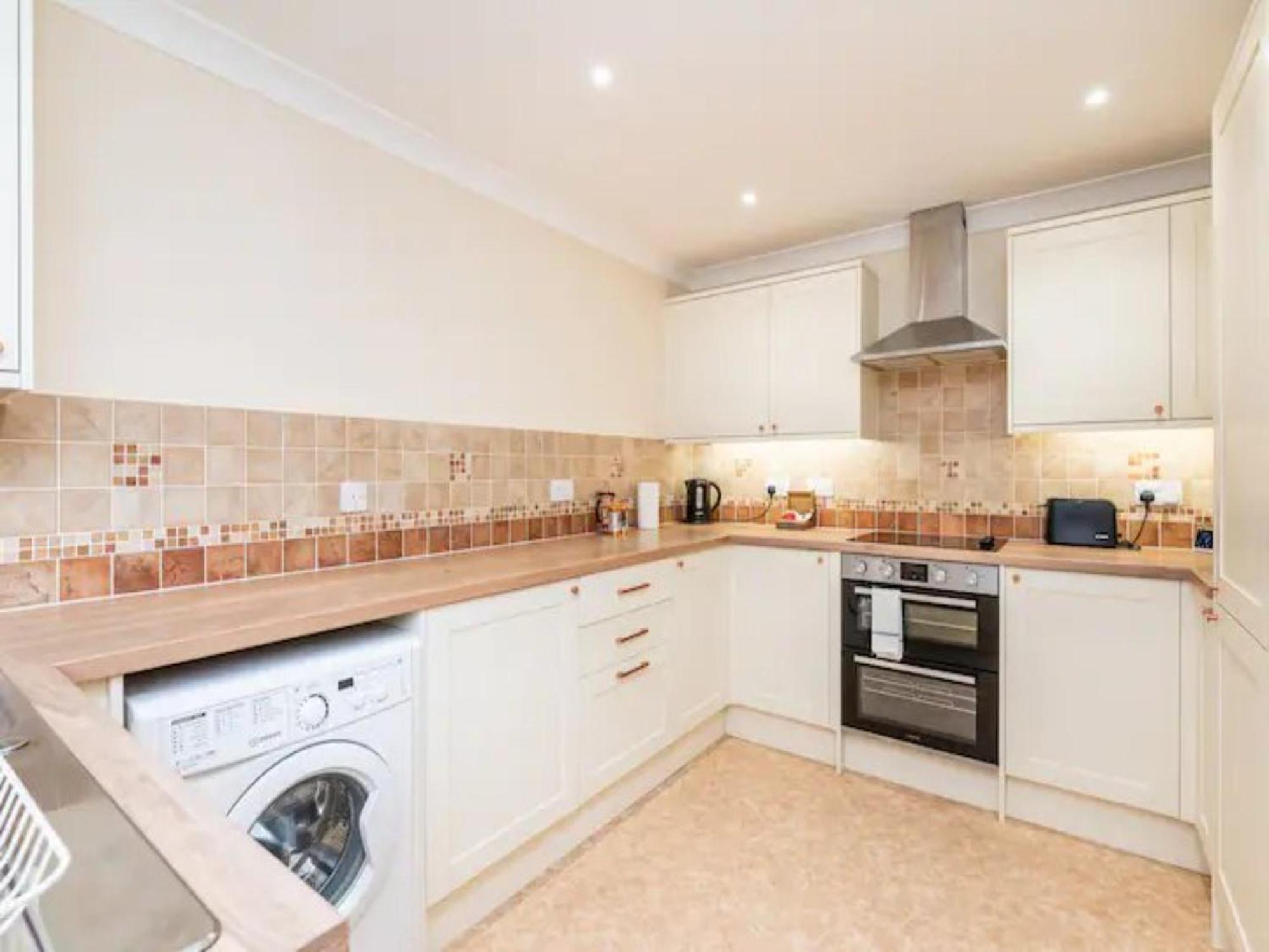 Pass The Keys Central Townhouse With Free Parking York Bagian luar foto