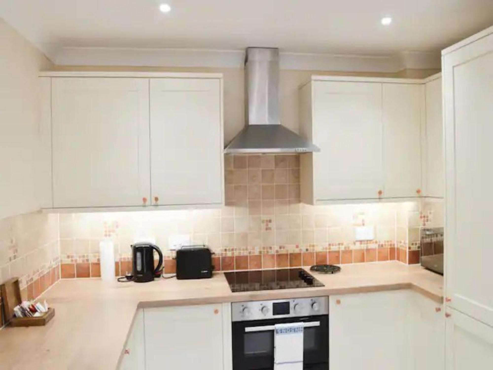 Pass The Keys Central Townhouse With Free Parking York Bagian luar foto