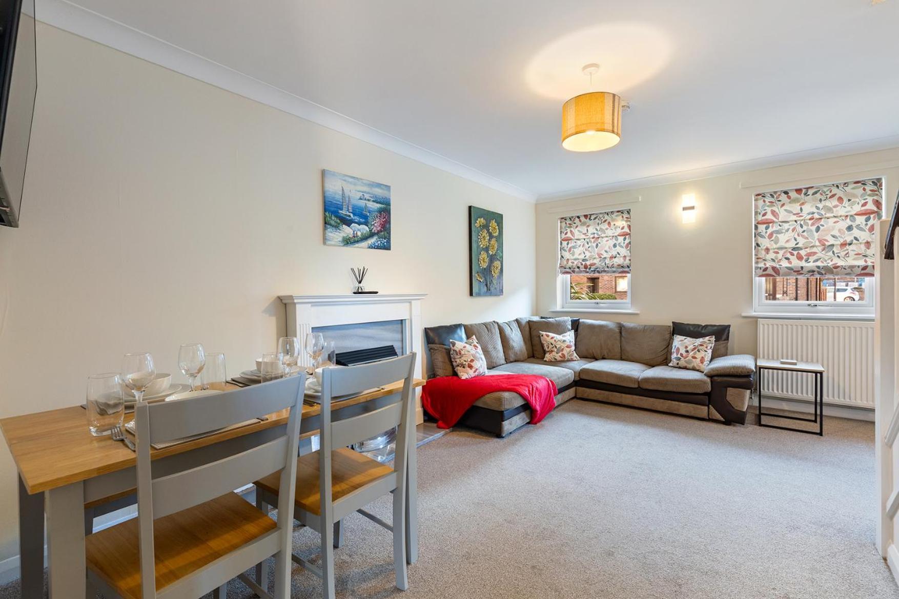 Pass The Keys Central Townhouse With Free Parking York Bagian luar foto