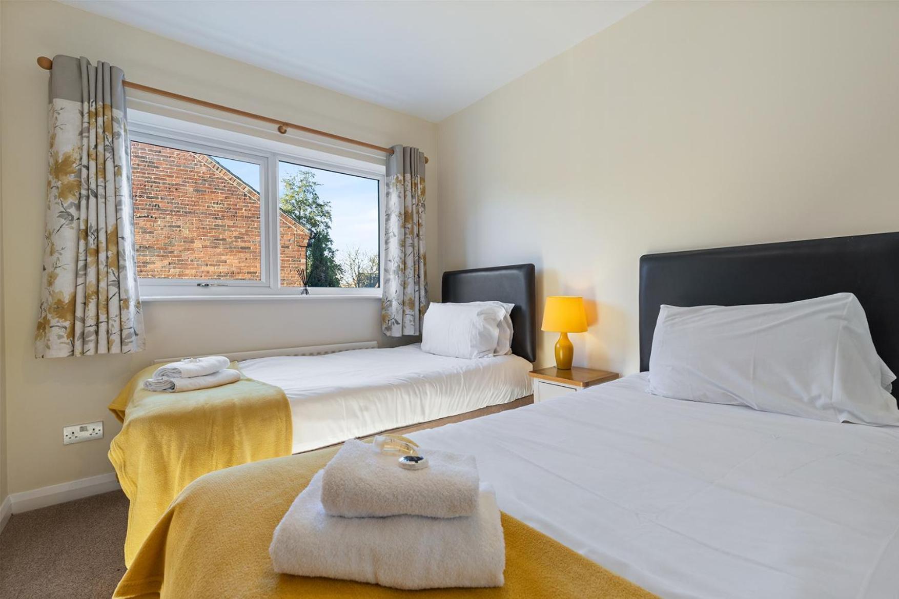 Pass The Keys Central Townhouse With Free Parking York Bagian luar foto