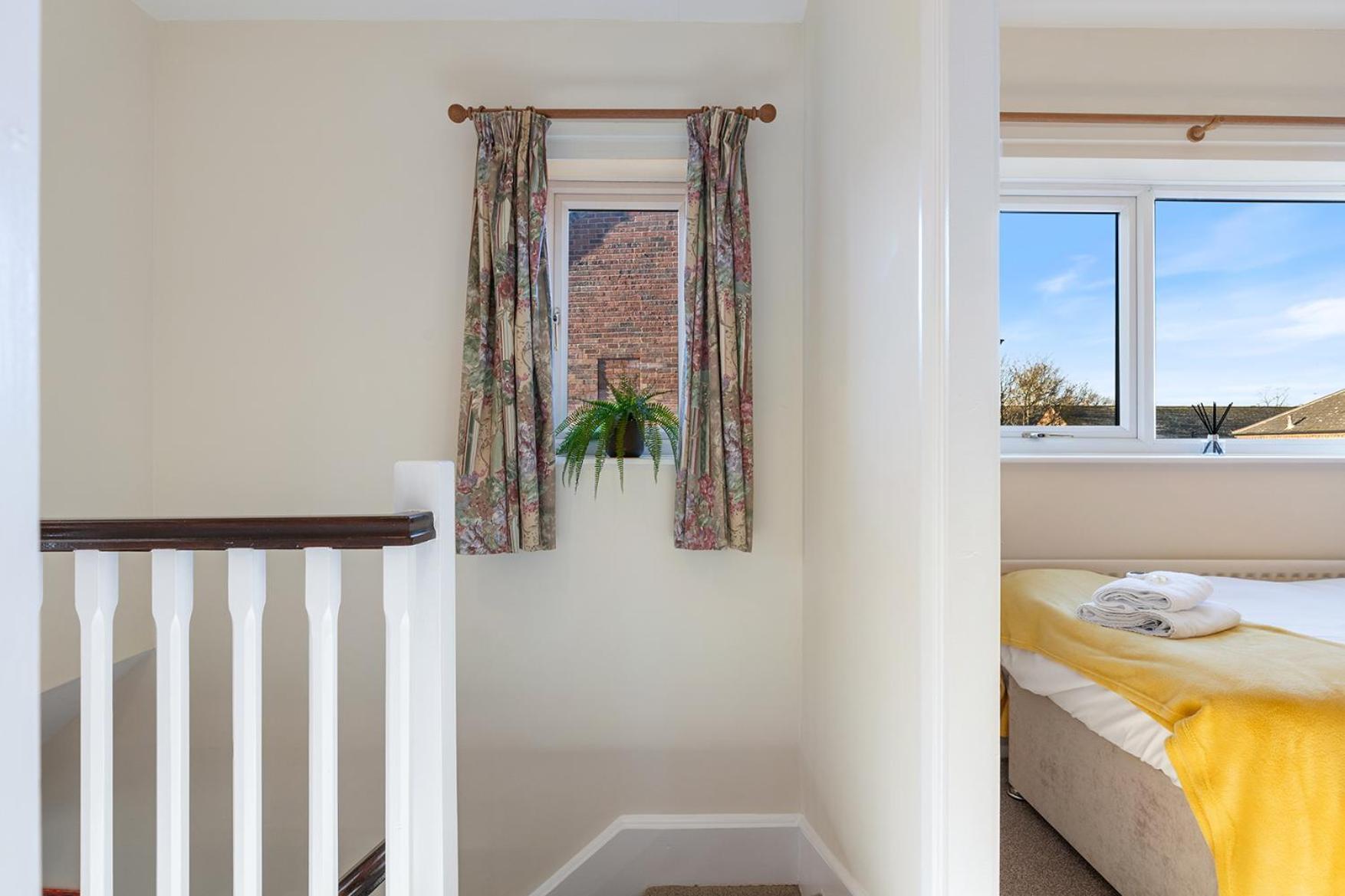Pass The Keys Central Townhouse With Free Parking York Bagian luar foto